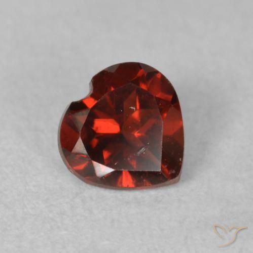 0.60ct 자연스러운 미디엄 레드 파이로프 석류석, 마음, VS