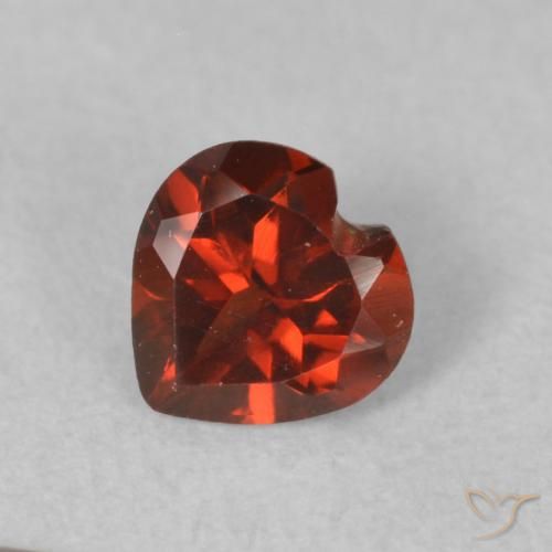 0.53ct 자연스러운 커런트 레드 파이로프 석류석, 마음, VS