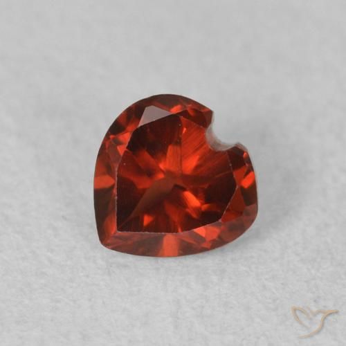 0.57ct 자연스러운 커런트 레드 파이로프 석류석, 마음, VS