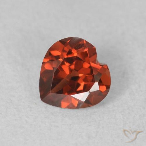 0.59ct 자연스러운 미디엄 레드 파이로프 석류석, 마음, VS