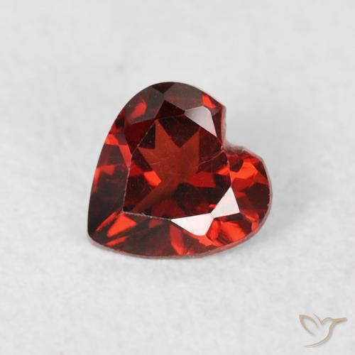 0.53ct 자연스러운 밝은 빨간색 파이로프 석류석, 마음, VS