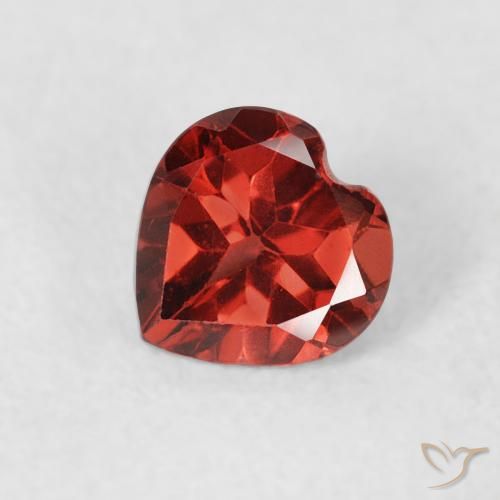 0.67ct 자연스러운 커런트 레드 파이로프 석류석, 마음, VS