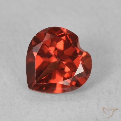 0.69ct 자연스러운 커런트 레드 파이로프 석류석, 마음, VS
