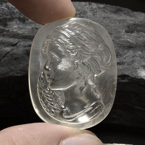 74.59캐럿 천연 따뜻한 화이트 쿼츠, 타원형 컷, 35.4×28.2 mm, 투명한