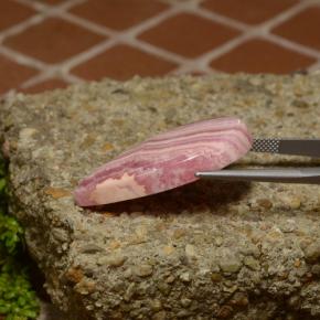 35.64캐럿 천연 멀티컬러 로도크로사이트, 배 모양, 32.9×19.3 mm, 불투명체