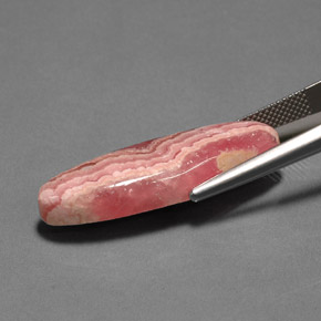 22.24캐럿 천연 멀티컬러 로도크로사이트, 타원형 컷, 31.4×10.5 mm, 불투명체