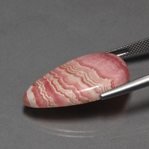 23.85캐럿 천연 멀티컬러 로도크로사이트, 배 모양, 27.3×16.8 mm, 불투명체