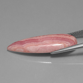 14.24캐럿 천연 멀티 로즈 핑크 로도크로사이트, 배 모양, 28.9×10.5 mm, 불투명체