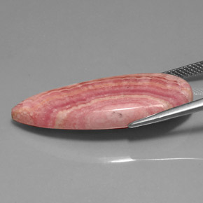 24.97캐럿 천연 멀티컬러 로도크로사이트, 배 모양, 33.4×14.6 mm, 불투명체