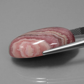 61.94캐럿 천연 다색 로도크로사이트, 타원형 컷, 불투명체