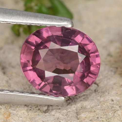 1.23ct 자연스러운 분홍빛이 도는 보라색 로돌라이트 가넷, 타원형, VS