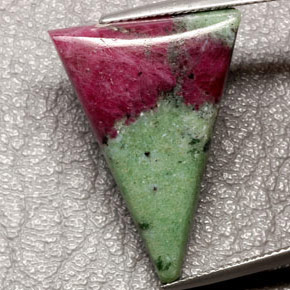 25.24캐럿 천연 멀티컬러 루비 조이사이트, 트릴리언, 26.8×19.4 mm, 불투명체
