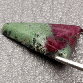 25.24캐럿 천연 멀티컬러 루비 조이사이트, 트릴리언, 26.8×19.4 mm, 불투명체