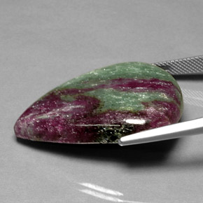 55.69캐럿 천연 멀티컬러 루비 조이사이트, 배 모양, 33.7×26 mm, 불투명체