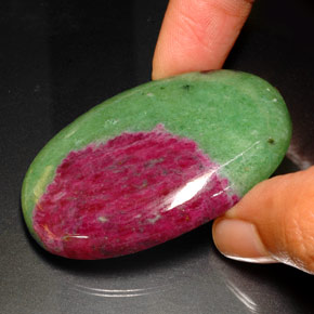168.75캐럿 천연 멀티컬러 루비 조이사이트, 타원형 컷, 54.2×33.9 mm, 불투명체