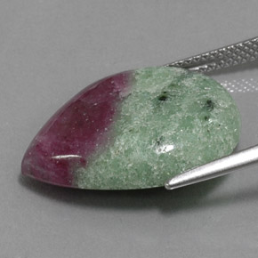 15.70캐럿 천연 멀티컬러 루비 조이사이트, 배 모양, 21.3×17.3 mm, 불투명체
