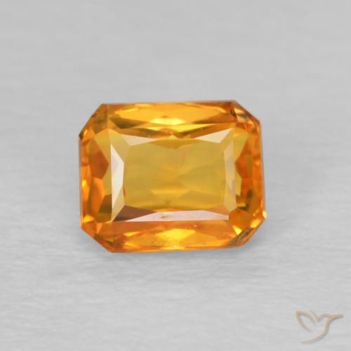 0.68ct 자연스러운 미디엄 오렌지 사파이어, 에메랄드 컷, VS