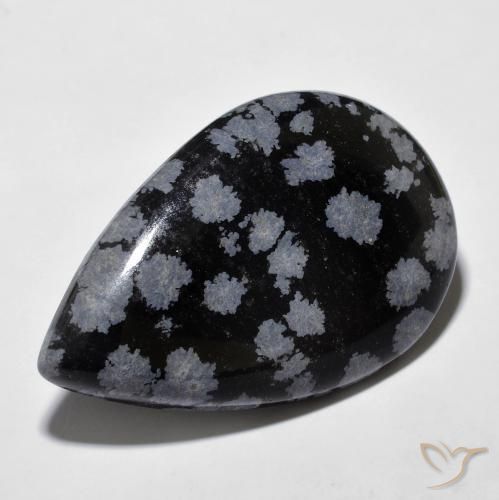 27.42ct 자연스러운 회백색 검정 눈송이 흑요석, 배 모양, 불투명체
