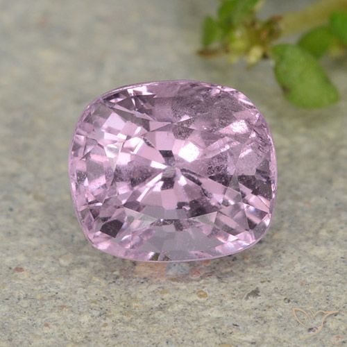 1.14ct 자연스러운 매우 밝은 분홍빛이 도는 보라색 스피넬, 방석, VS