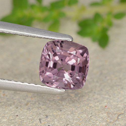 1.37ct 자연스러운 라이트 레드 퍼플 스피넬, 방석, VVS