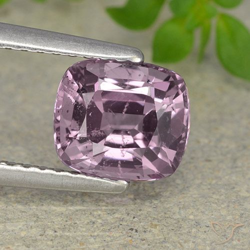 1.73ct 자연스러운 분홍빛이 도는 보라색 스피넬, 방석, VS