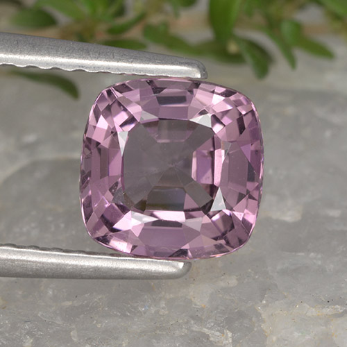 1.31캐럿 천연 딥 모브 톤 스피넬, 쿠션 컷, 6.7×6.6 mm, VVS