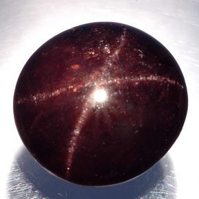 21.50캐럿 천연 붉은빛 블랙 스타 가넷, 타원형 컷, 14.3×13.5 mm, 불투명체