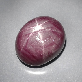 28.59캐럿 천연 보랏빛 레드 스타 루비, 타원형 컷, 16.6×13.7 mm, 불투명체