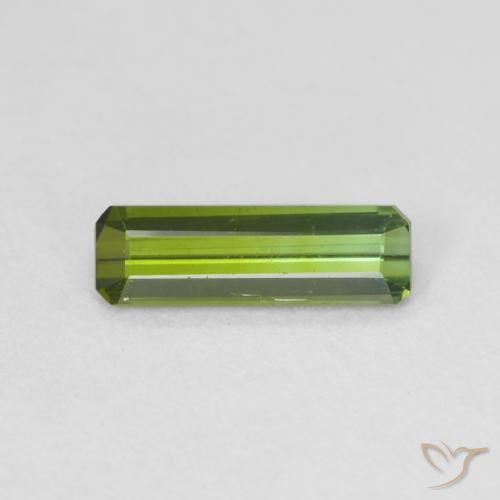 0.73ct 자연스러운 포레스트 그린 전기석, 에메랄드 컷, VVS