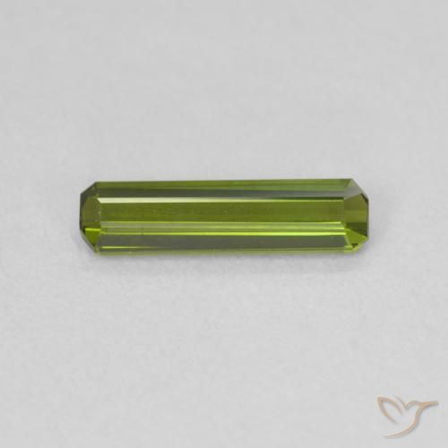 0.66ct 자연스러운 딥그린 전기석, 에메랄드 컷, VVS
