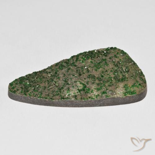 72.20캐럿 천연 Deep Earthy Green 우바로바이트 가넷 드루시, 팬시한, 불투명체