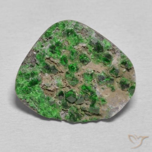 12.73ct 자연스러운 짙은 녹색 우바로바이트 가넷 드루시, 팬시한, 불투명체