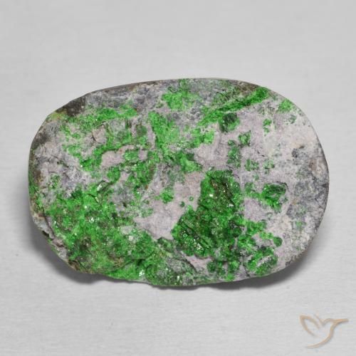 24.70ct 자연스러운 라임 그린 우바로바이트 가넷 드루시, 타원형, 불투명체