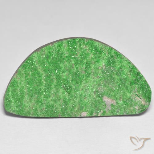 62.25ct 자연스러운 일렉트릭 그린 우바로바이트 가넷 드루시, 팬시한, 불투명체