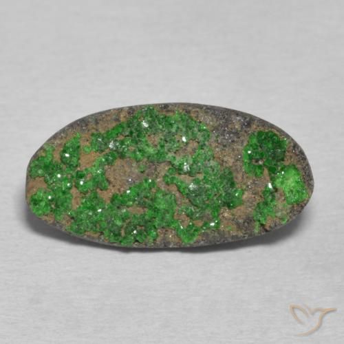 7.42ct 자연스러운 딥그린 우바로바이트 가넷 드루시, 타원형, 불투명체
